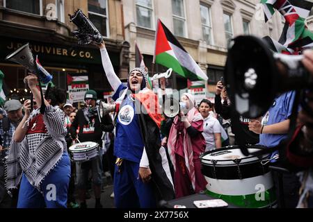 Die Menschen parken bei einer Demonstration von Nakba 76 pro-Palästina und marschieren in London, um die Massenvertreibung der Palästinenser im Jahr 1948 zu feiern, die als Nakba bezeichnet wird. Bilddatum: Samstag, 18. Mai 2024. Stockfoto