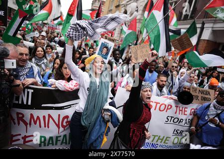 Die Menschen parken bei einer Demonstration von Nakba 76 pro-Palästina und marschieren in London, um die Massenvertreibung der Palästinenser im Jahr 1948 zu feiern, die als Nakba bezeichnet wird. Bilddatum: Samstag, 18. Mai 2024. Stockfoto