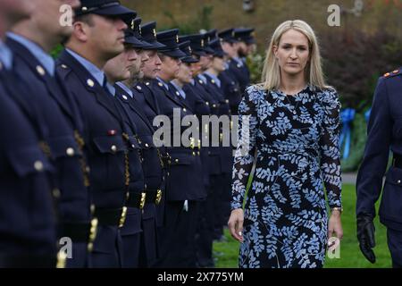 Die Justizministerin Helen McEntee inspiziert die Ehrengarde während des jährlichen Gardasees, um die 89 Mitglieder eines Garda Siochana zu ehren, die im Dienst des Staates getötet wurden und ihr Leben im Dienste des Staates hingaben, wird in den Dubhlinn Gardens stattfinden. Dublin Castle. Bilddatum: Samstag, 18. Mai 2024. Stockfoto