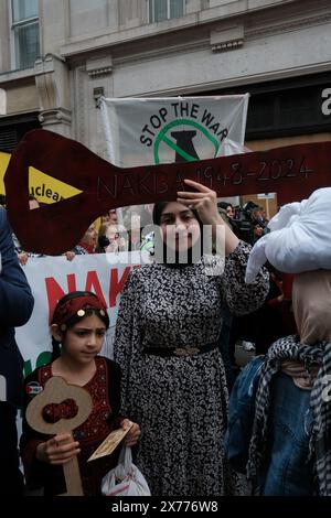 London, England, Großbritannien. Mai 2024. In den Straßen Londons wird die Globale Demonstration für Palästina stattfinden, die den 76. Jahrestag des Nakba-Tages feiert. Die Demonstration macht auf die anhaltende Not der Palästinenser aufmerksam und erinnert an den Tag, an dem Hunderttausende während der Schaffung des Staates Israel vertrieben wurden. Die Veranstaltung ist Teil einer weltweiten Bewegung, die ein Ende der Feindseligkeiten fordert und sich für die Rechte der Palästinenser einsetzt. (Kreditbild: © Joao Daniel Pereira/ZUMA Press Wire) NUR REDAKTIONELLE VERWENDUNG! Nicht für kommerzielle ZWECKE! Stockfoto