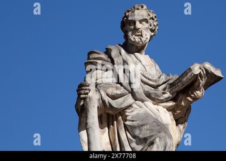 Eine Statue eines Apostels vor der Heiligen Peter-und-Paul-Kirche in Krakau - Kraków - Kościół Świętych Apostołów Piotra i Pawła W Krakowie Stockfoto