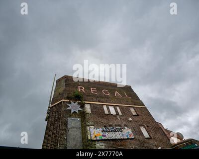 Stillgelegtes Regal Cinema-Gebäude im Art déco-Stil im Highams Park London, Großbritannien. Früher als Highams Park Electric Theatre bekannt, eröffnete es am Samstag, den 1. April 1911. Die jetzigen Besitzer Mammoth Capital bereiten Pläne für die Sanierung des Standorts mit einem Kino mit zwei Leinwänden, einer Café-Bar und neuen Apartments vor Stockfoto