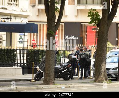 Paris, Frankreich. Mai 2024. Das Harry Winston Juweliergeschäft in der Avenue Montaigne im 8. Bezirk von Paris wurde heute Samstagmorgen, am 18. Mai 2024, von einem bewaffneten Raubüberfall in Paris, Frankreich, heimgesucht. Vor dem Gebäude wurde ein Schuss abgefeuert und neun Fenster wurden gebrochen; es wurden keine Verletzungen gemeldet. Den Kriminellen gelang es nicht, etwas aus diesem auf Diamantschmuck spezialisierten Geschäft zu stehlen. Mindestens drei Räuber flohen auf zwei Motorrädern. Eine Untersuchung wurde eingeleitet. Foto: Florian Poitout/ABACAPRESS. COM Credit: Abaca Press/Alamy Live News Stockfoto