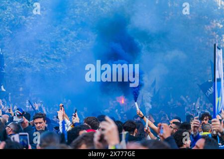 MAILAND, ITALIEN - 28. APRIL 2024: Die Fans von F.. C Internazionale feiern Sie, indem Sie die Straße der Stadt füllen, während der Feier Tricolor Stockfoto