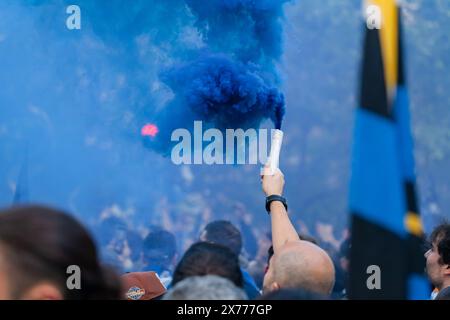 MAILAND, ITALIEN - 28. APRIL 2024: Die Fans von F.. C Internazionale feiern Sie, indem Sie die Straße der Stadt füllen, während der Feier Tricolor Stockfoto