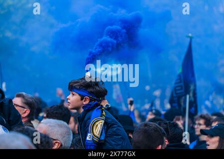 MAILAND, ITALIEN - 28. APRIL 2024: Die Fans von F.. C Internazionale feiern Sie, indem Sie die Straße der Stadt füllen, während der Feier Tricolor Stockfoto