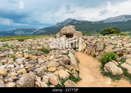 Megalithic Dolmen Alto de la Huesera in der Provinz Alava, Spanien. Stockfoto