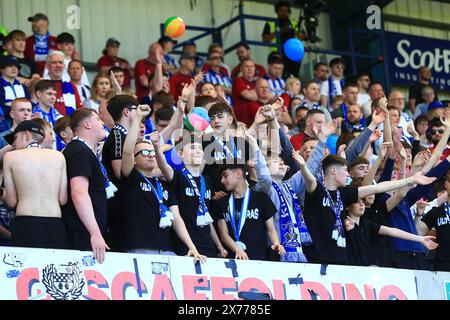 18. Mai 2024; Dens Park, Dundee, Schottland: Schottischer Premiership Football, Dundee gegen Kilmarnock; Kilmarnock-Fans in festlicher Stimmung für das Spiel Stockfoto