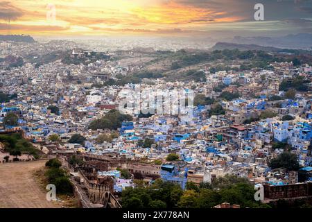 Luftdrohnenaufnahme mit einem blauen Stadtbild von jodhpur, das traditionelle Häuser in der Mitte von aravalli mit bunten dicht gepackten Häusern zeigt Stockfoto