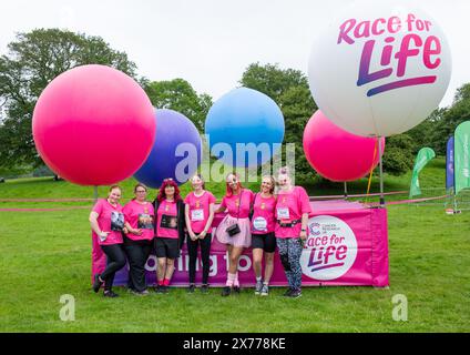 Brentwood Essex 18. Mai 2024 Cancer UK Race for Life im Weald Country Park Hunderte nehmen Teil, um Geld für lebensrettende Krebsforschung zu sammeln, Brentwood Essex Credit: Richard Lincoln/Alamy Live News Stockfoto