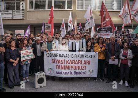 Parteimitglieder wurden während der Demonstration vor dem Provinzgebäude gesehen. Für den Fall, dass insgesamt 108 Personen, darunter 18 davon, wegen der Proteste und Gewalt im Jahr 2014 vor Gericht stehen, die der türkischen Öffentlichkeit als "Kobani" oder "Ereignisse vom 6-8. Oktober" bekannt sind, urteilte das Gericht am Donnerstag, den 16. Mai, dass die pro-kurdische HDP (Peoples' Democracy Party) ehemalige Ko-Vorsitzende und Parteileiter zu schweren Haftstrafen verurteilt hat. Parteimitglieder, die gegen die Entscheidung protestieren wollten, hielten eine Presseerklärung vor dem Gebäude der Volksgleichheit und Demokratie in Ankara ab Stockfoto