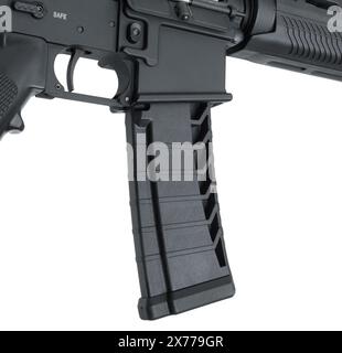 30er-Polymer-22-Randfeuer-Magazin mit hoher Kapazität in einem Sturmgewehr, das in einem Studio-Schuss isoliert wurde. Stockfoto