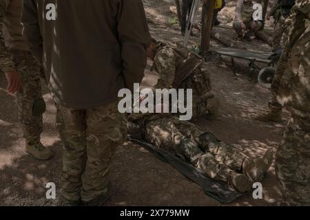 18. Mai 2024: Mitglieder der 22. Brigade absolvieren am 17. Mai 2024 erste Hilfe und Artillerie-Ausbildung in der Region Dontesk in der Ukraine (Foto: © Svet Jacqueline/ZUMA Press Wire) NUR REDAKTIONELLE VERWENDUNG! Nicht für kommerzielle ZWECKE! Stockfoto