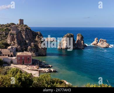 Blick auf die Faraglioni und den Turm Doria über dem Tonnara Di Scopello. Wunderschöne Küstenlandschaft des Dorfes Scopello in Sizilien, Provinz Trapani, Italien Stockfoto