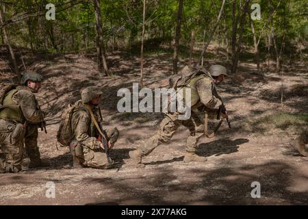 18. Mai 2024: Mitglieder der 22. Brigade absolvieren am 17. Mai 2024 erste Hilfe und Artillerie-Ausbildung in der Region Dontesk in der Ukraine (Foto: © Svet Jacqueline/ZUMA Press Wire) NUR REDAKTIONELLE VERWENDUNG! Nicht für kommerzielle ZWECKE! Stockfoto