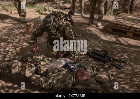 18. Mai 2024: Mitglieder der 22. Brigade absolvieren am 17. Mai 2024 erste Hilfe und Artillerie-Ausbildung in der Region Dontesk in der Ukraine (Foto: © Svet Jacqueline/ZUMA Press Wire) NUR REDAKTIONELLE VERWENDUNG! Nicht für kommerzielle ZWECKE! Stockfoto