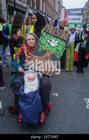 London, Großbritannien. Mai 2024. Tausende von Unterstützern pro palästinensische Unterstützer versammeln sich in Zentral-London, um den 76. Jahrestag von Nakba zu feiern, dem massiven Exodus von Palästinensern, der 1948 nach der Errichtung des Staates Israel stattfand, und um ein Ende der Belagerung von Gaza zu fordern. Quelle: amer Gazzal/Alamy Live News Stockfoto