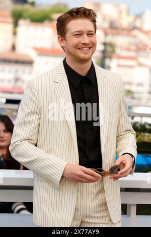 Joe Alwyn posiert beim Fotoaufruf „Arten von Freundlichkeit“ während des 77. Filmfestivals von Cannes im Palais des Festivals in Cannes, Frankreich, am 18. Mai 2024. Stockfoto