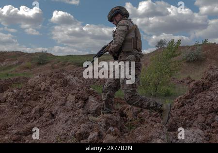 18. Mai 2024: Mitglieder der 22. Brigade absolvieren am 17. Mai 2024 erste Hilfe und Artillerie-Ausbildung in der Region Dontesk in der Ukraine (Foto: © Svet Jacqueline/ZUMA Press Wire) NUR REDAKTIONELLE VERWENDUNG! Nicht für kommerzielle ZWECKE! Stockfoto