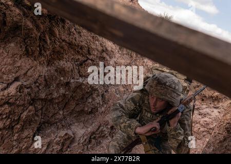 18. Mai 2024: Mitglieder der 22. Brigade absolvieren am 17. Mai 2024 erste Hilfe und Artillerie-Ausbildung in der Region Dontesk in der Ukraine (Foto: © Svet Jacqueline/ZUMA Press Wire) NUR REDAKTIONELLE VERWENDUNG! Nicht für kommerzielle ZWECKE! Stockfoto