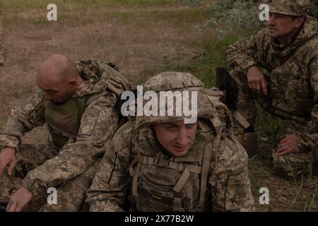 18. Mai 2024: Mitglieder der 22. Brigade absolvieren am 17. Mai 2024 erste Hilfe und Artillerie-Ausbildung in der Region Dontesk in der Ukraine (Foto: © Svet Jacqueline/ZUMA Press Wire) NUR REDAKTIONELLE VERWENDUNG! Nicht für kommerzielle ZWECKE! Stockfoto