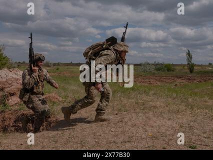 18. Mai 2024: Mitglieder der 22. Brigade absolvieren am 17. Mai 2024 erste Hilfe und Artillerie-Ausbildung in der Region Dontesk in der Ukraine (Foto: © Svet Jacqueline/ZUMA Press Wire) NUR REDAKTIONELLE VERWENDUNG! Nicht für kommerzielle ZWECKE! Stockfoto