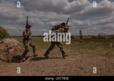 18. Mai 2024: Mitglieder der 22. Brigade absolvieren am 17. Mai 2024 erste Hilfe und Artillerie-Ausbildung in der Region Dontesk in der Ukraine (Foto: © Svet Jacqueline/ZUMA Press Wire) NUR REDAKTIONELLE VERWENDUNG! Nicht für kommerzielle ZWECKE! Stockfoto