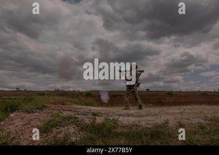 18. Mai 2024: Mitglieder der 22. Brigade absolvieren am 17. Mai 2024 erste Hilfe und Artillerie-Ausbildung in der Region Dontesk in der Ukraine (Foto: © Svet Jacqueline/ZUMA Press Wire) NUR REDAKTIONELLE VERWENDUNG! Nicht für kommerzielle ZWECKE! Stockfoto