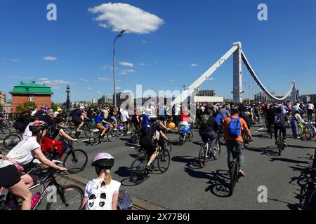 Moskau, Russland, - 18. Mai 2024: Moskauer Frühlingsradfestival, eine Kolumne von Teilnehmern, die sich an sonnigem Tag entlang der Krimbrücke bewegen Stockfoto