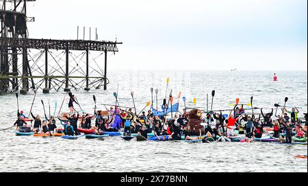 Brighton Großbritannien 18. Mai 2024 - die Surfer gegen Abwasser protestieren heute am West Pier von Brighton, als Hunderte von Paddelboardern und Schwimmern auf das Meer gehen und sich für Wasserunternehmen einsetzen, damit sie nicht mehr Abwasser ins Meer und in die Wasserstraßen um Großbritannien pumpen. Credit Simon Dack / Alamy Live News Stockfoto