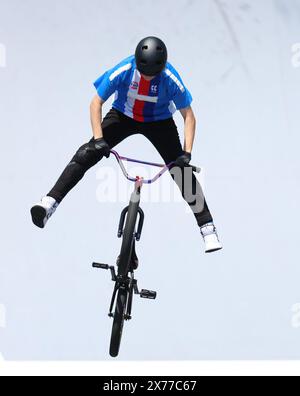 Shanghai. Mai 2024. Iveta Miculycova aus der Tschechischen Republik tritt am 18. Mai 2024 beim Cycling BMX Freestyle Women's Park Final bei der Olympischen Qualifikationsserie Shanghai im ostchinesischen Shanghai an. Quelle: Wang Kaiyan/Xinhua/Alamy Live News Stockfoto