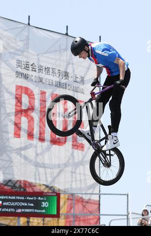 Shanghai. Mai 2024. Iveta Miculycova aus der Tschechischen Republik tritt am 18. Mai 2024 beim Cycling BMX Freestyle Women's Park Final bei der Olympischen Qualifikationsserie Shanghai im ostchinesischen Shanghai an. Quelle: Xu Yanan/Xinhua/Alamy Live News Stockfoto