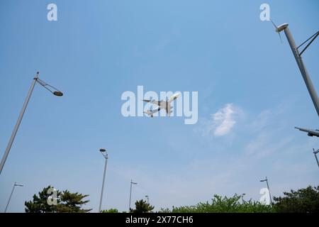 INCHEON, SÜDKOREA - 18. MAI 2017: Eine Atlas Air Boeing 747 startet tagsüber von Incheon. Stockfoto