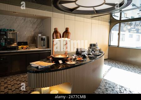 HONGKONG, CHINA - 07. DEZEMBER 2023: Frühstücksbuffet in der Executive Lounge im Park Lane Hong Kong - A Pullman Hotel. Stockfoto