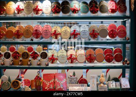 HONGKONG, CHINA - 07. DEZEMBER 2023: Waren auf dem Charbonnel et Walker in Hongkong. Stockfoto
