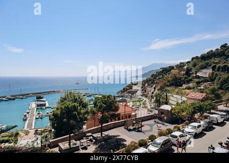 Ventimiglia, Italien - 30. Juli 2023 : Blick auf die Strandpromenade in der Stadt Ventimiglia, Italien Stockfoto