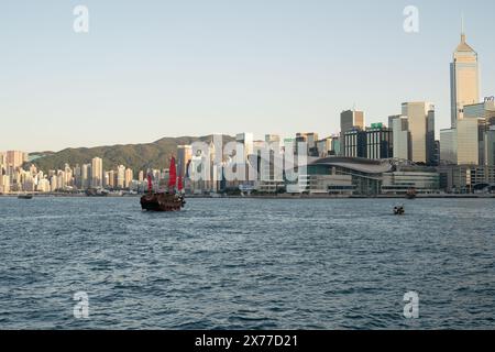 HONGKONG, CHINA - 07. DEZEMBER 2023: Aqua Luna im Victoria Harbour, Hongkong. Stockfoto