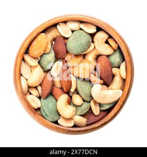 Bar-Mix, geröstete und gesalzene Nüsse, in einer Holzschale. Knusprig geröstete Erdnüsse, Mandeln und Cashews. Stockfoto