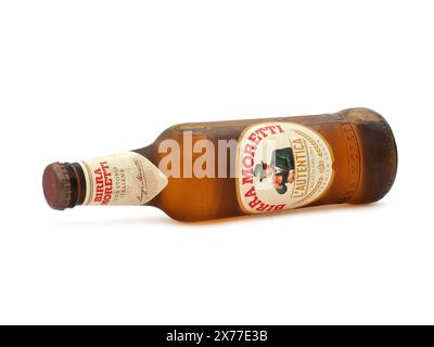 BUKAREST, RUMÄNIEN - 14. DEZEMBER 2020. Flasche Birra Moretti L'Autentica isoliert auf weiß Stockfoto