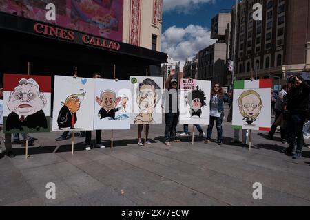 Mehrere Menschen protestieren während einer Demonstration gegen Mileis Besuch in Spanien auf der Plaza de Callao am 17. Mai 2024 in Madrid, Spanien. Stockfoto