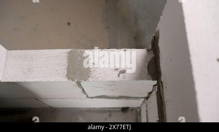 Bautechnologien. Der Bau einer Wand aus Blöcken innerhalb der Wohnung. Wände aus leichten geschäumten Tonbetonsteinen Stockfoto