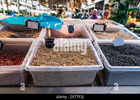 Leguminosenladen mit Linsen und Bohnen in loser Schüttung auf dem Bolhao Markt, Street Food Market in Porto oder Porto, Portugal Stockfoto