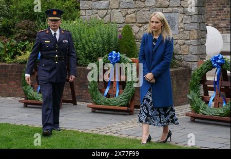 Justizministerin Helen McEntee (rechts) und Garda-Kommissar Drew Harris, die an dem jährlichen Garda-Gedenktag teilnehmen, um die 89 Mitglieder eines Garda Siochana zu ehren, die im Dienst des Staates getötet wurden und ihr Leben im Dienste des Staates hingaben, werden in den Dubhlinn Gardens stattfinden. Dublin Castle. Bilddatum: Samstag, 18. Mai 2024. Stockfoto