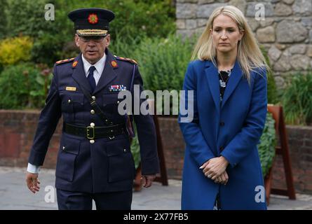 Justizministerin Helen McEntee (rechts) und Garda-Kommissar Drew Harris, die an dem jährlichen Garda-Gedenktag teilnehmen, um die 89 Mitglieder eines Garda Siochana zu ehren, die im Dienst des Staates getötet wurden und ihr Leben im Dienste des Staates hingaben, werden in den Dubhlinn Gardens stattfinden. Dublin Castle. Bilddatum: Samstag, 18. Mai 2024. Stockfoto