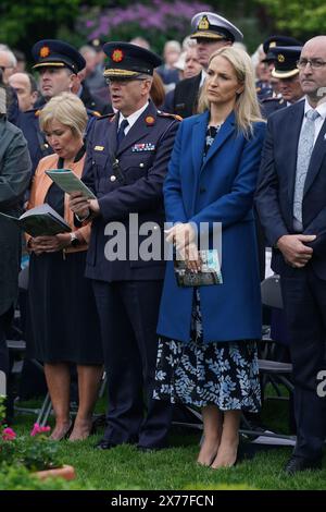 Justizministerin Helen McEntee (rechts) und Garda-Kommissar Drew Harris (2. Links), die am jährlichen Garda-Gedenktag teilnehmen, um die 89 Mitglieder eines Garda Siochana zu ehren, die im Dienst ihres Dienstes getötet wurden und ihr Leben im Dienst des Staates gaben, die Tour findet in den Dubhlinn Gardens, Dublin Castle statt. Bilddatum: Samstag, 18. Mai 2024. Stockfoto