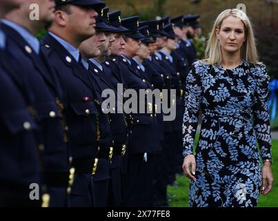 Die Justizministerin Helen McEntee inspiziert die Garde of Honour während des jährlichen Garda Memorial Day, um die 89 Mitglieder eines Garda Siochana zu ehren, die im Dienst des Staates getötet wurden und ihr Leben im Dienst des Staates in den Dubhlinn Gardens auf Dublin Castle gaben. Bilddatum: Samstag, 18. Mai 2024. Stockfoto