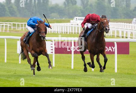 Middle Earth und Oisin Murphy gewinnen den Auftakt am Lockinge Day, die Group 3 Sky Sports Racing Aston Park setzt auf die Trainer John & Thady Gosden und die Besitzer Qatar Bloodstock und Ciaron Maher. Credit JTW equine Images / Alamy Live News Stockfoto