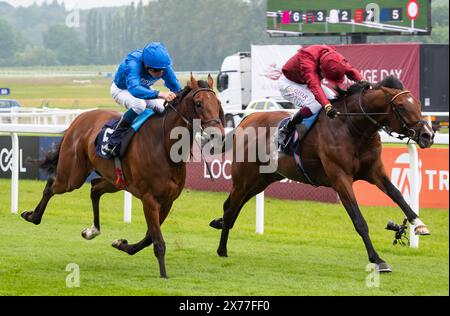 Middle Earth und Oisin Murphy gewinnen den Auftakt am Lockinge Day, die Group 3 Sky Sports Racing Aston Park setzt auf die Trainer John & Thady Gosden und die Besitzer Qatar Bloodstock und Ciaron Maher. Credit JTW equine Images / Alamy Live News Stockfoto