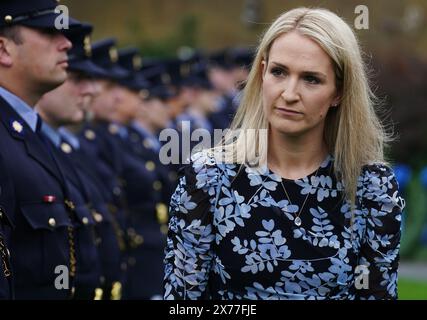 Die Justizministerin Helen McEntee inspiziert die Garde of Honour während des jährlichen Garda Memorial Day, um die 89 Mitglieder eines Garda Siochana zu ehren, die im Dienst des Staates getötet wurden und ihr Leben im Dienst des Staates in den Dubhlinn Gardens auf Dublin Castle gaben. Bilddatum: Samstag, 18. Mai 2024. Stockfoto