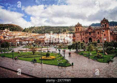 Die Plaza de Armas in Cusco, Peru mit der Kirche La Campania de Jesus im Mittelpunkt. Stockfoto